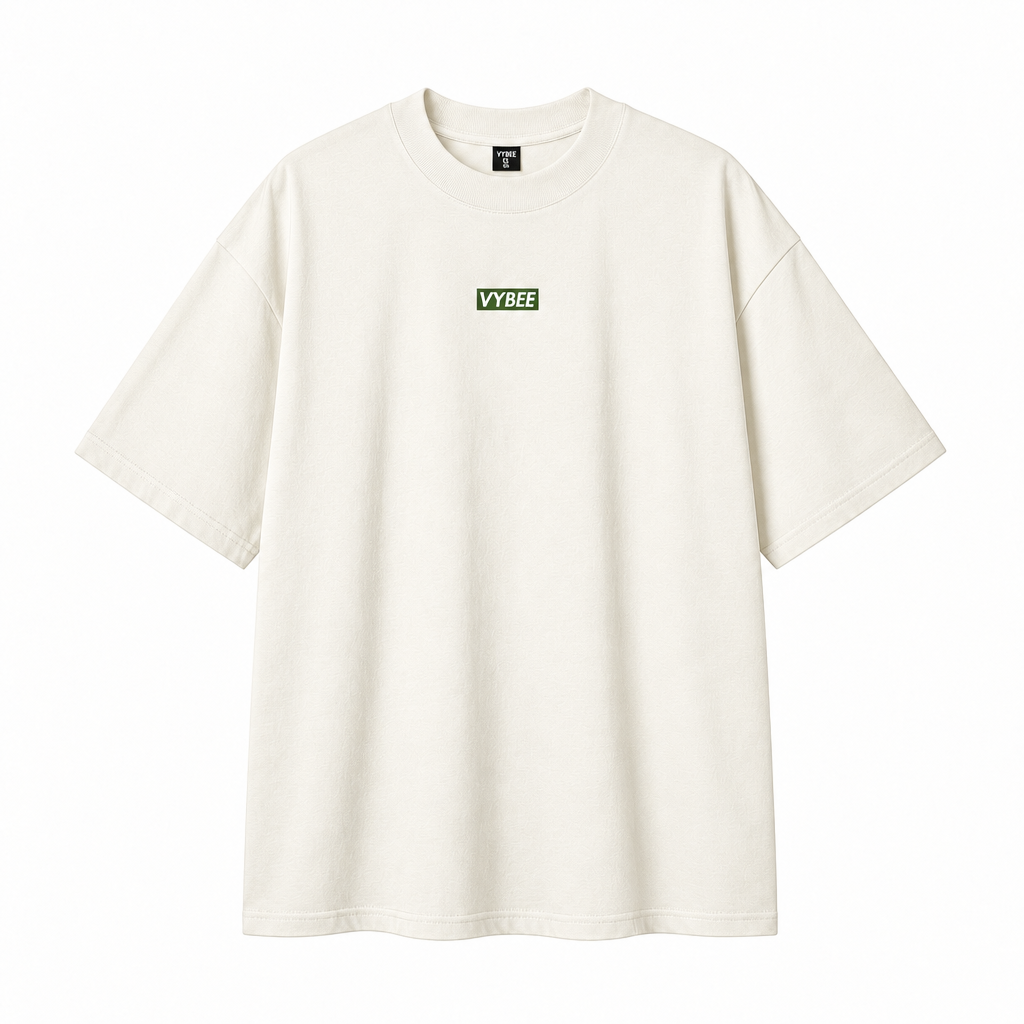 Camiseta oversized off-white VYBEE com logo verde no peito