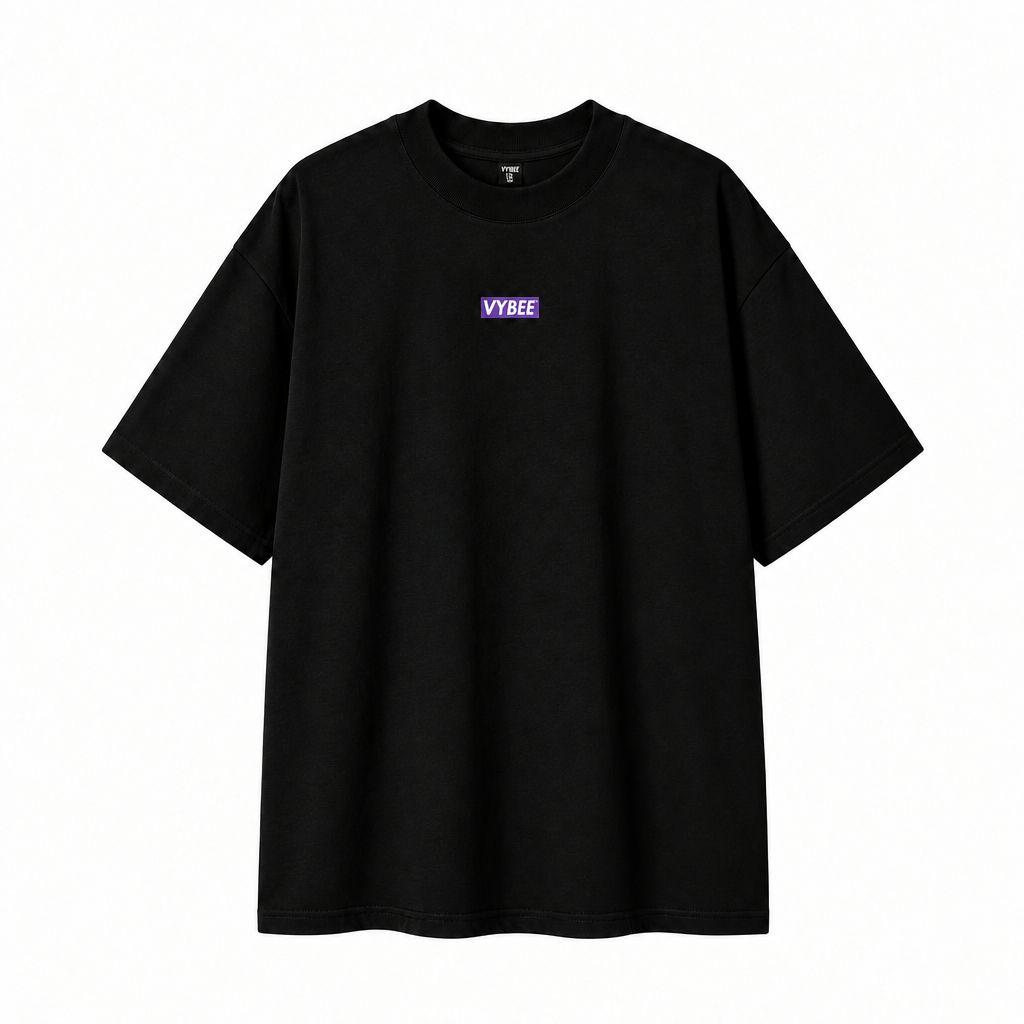 Camiseta preta VYBEE com logo roxo no peito