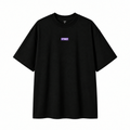 Camiseta preta VYBEE com logo roxo no peito