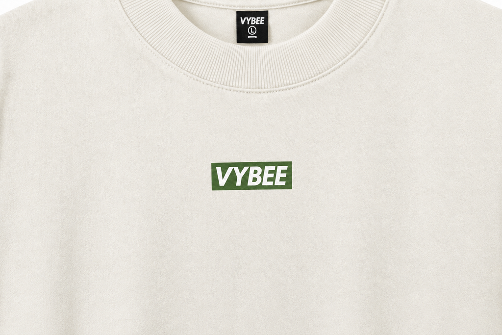 Close da camiseta off-white VYBEE com logo verde