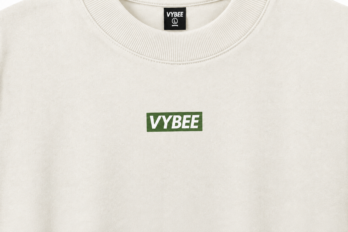 Close da camiseta off-white VYBEE com logo verde