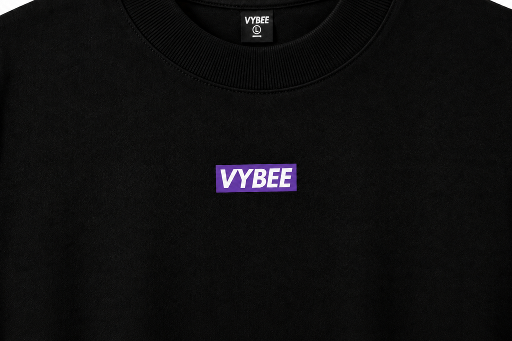 Close da camiseta preta VYBEE com logo roxo