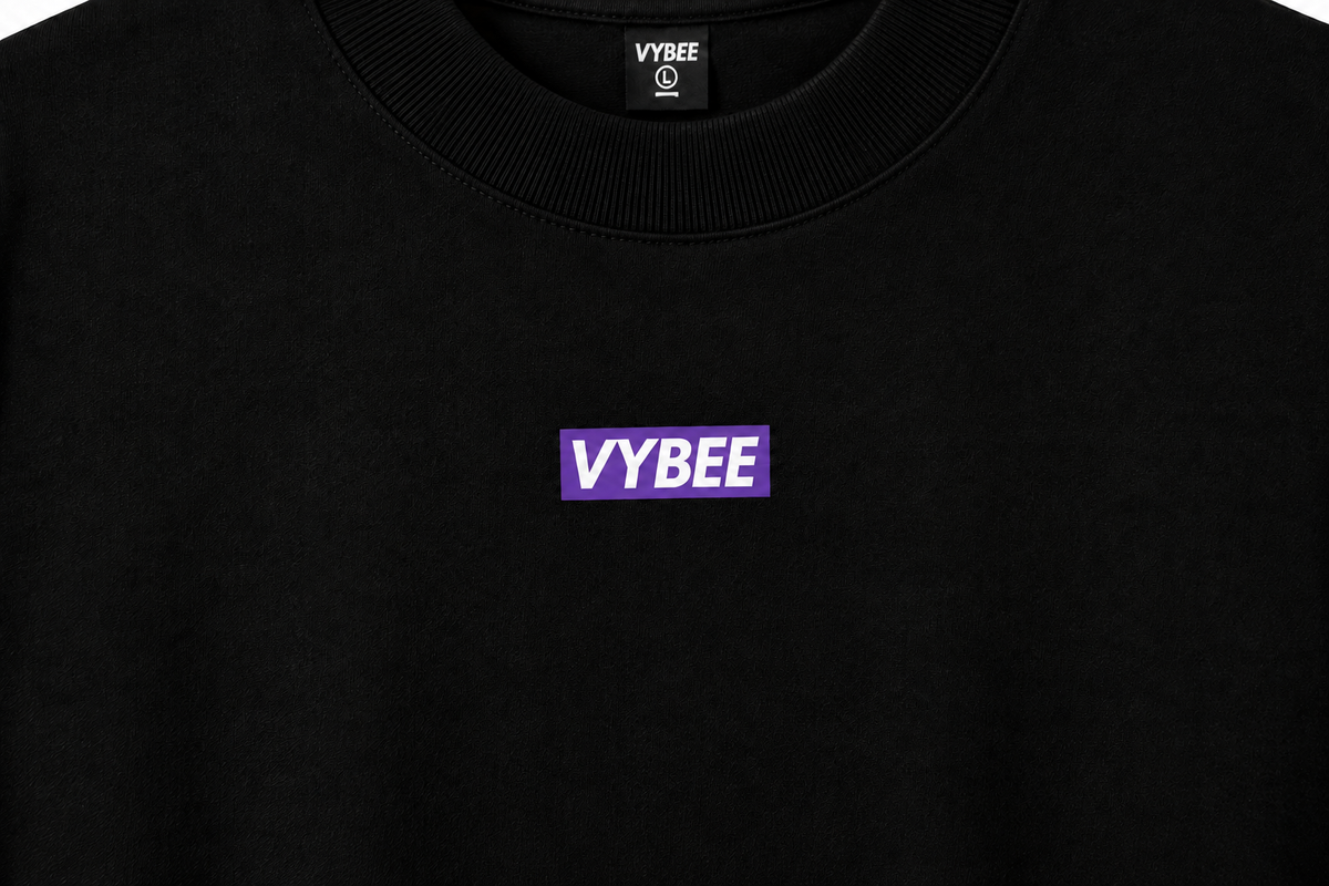 Close da camiseta preta VYBEE com logo roxo