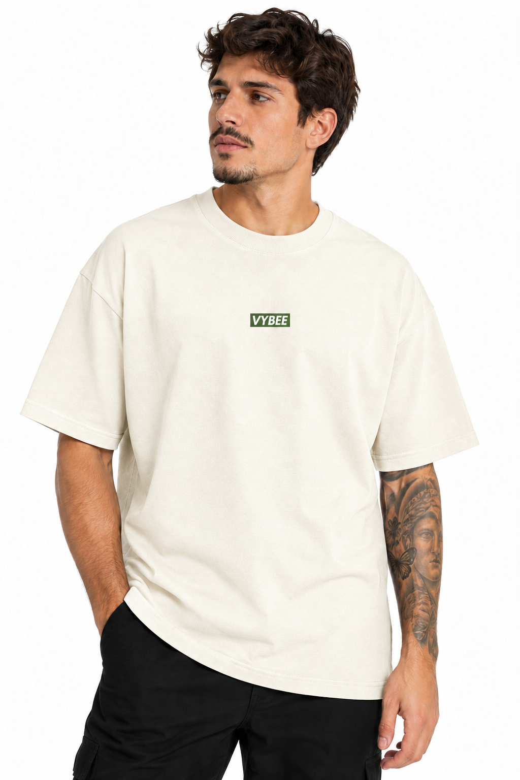 Modelo com camiseta oversized off-white VYBEE e logo verde