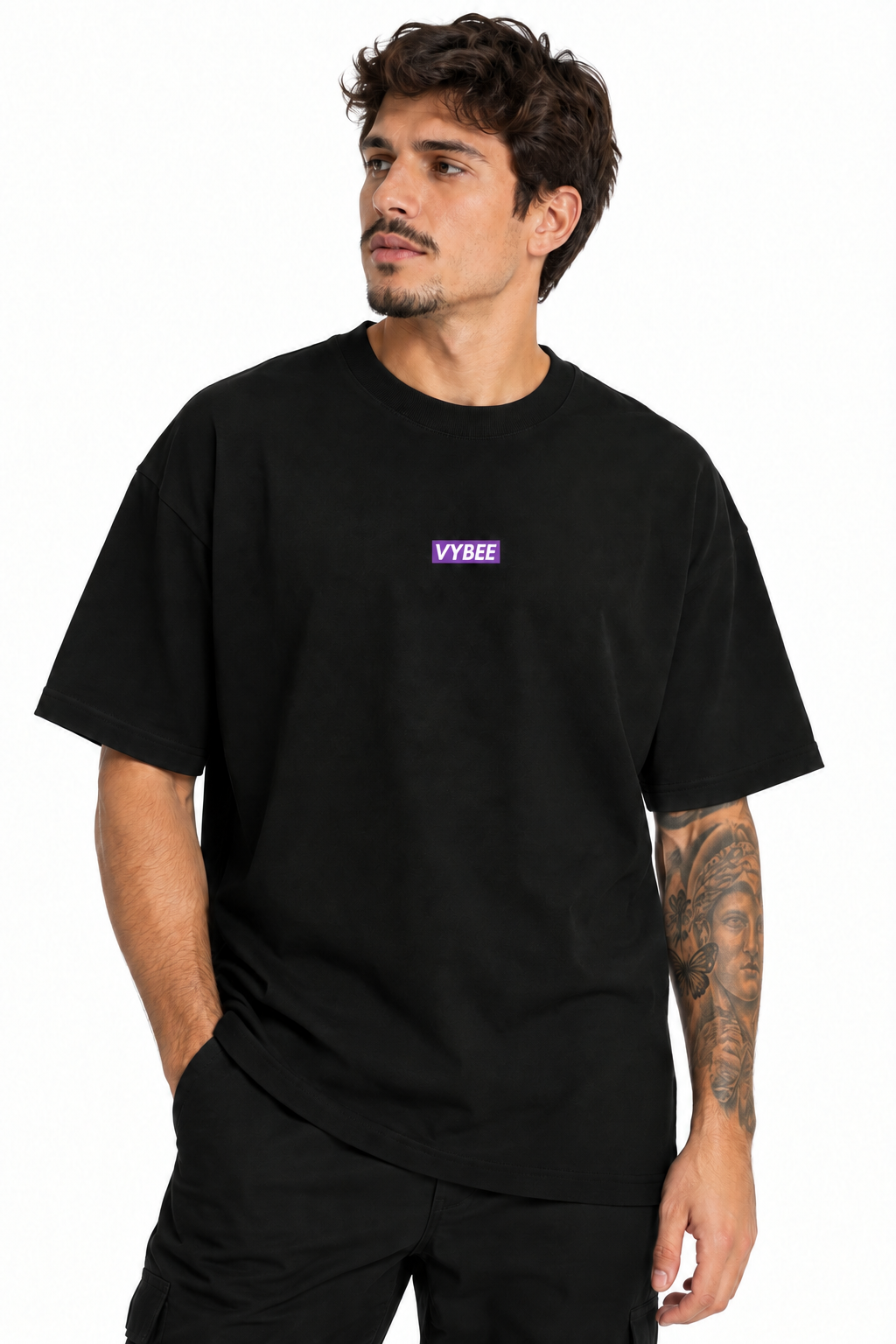 Modelo com camiseta preta VYBEE e logo roxo no peito